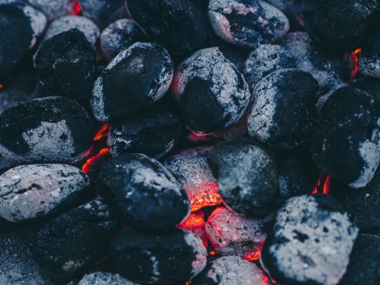 Pytlované uhlí: Efektivní palivo, které vám ušetří peníze